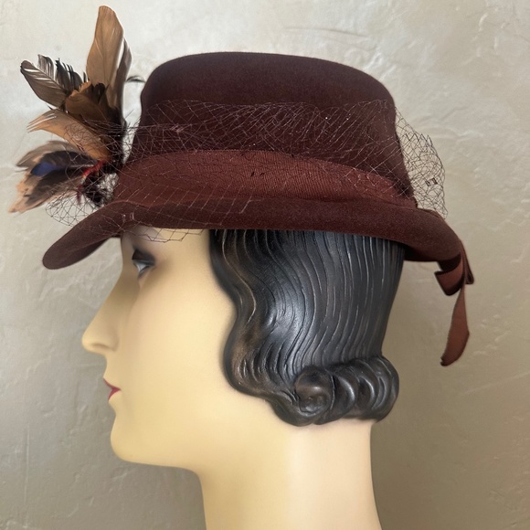 EXTRAORDINARY 1940s\' BROWN FELT FEDORA/SPLIT CROWN, VEIL & FEATHER \